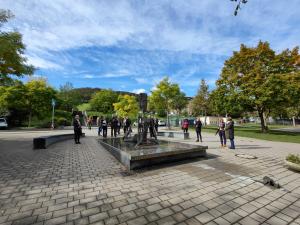 Blick auf die Wasserachse in Winzerla mit der Wasser-Skulpturen Sibylle und Schroedingers Katze