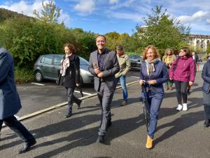 Bürgermeister Christian Gerlitz und Staatssekretärin Susanna Karawanskij laufen durch Winzerla