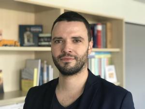 Ein Mann schaut in die Kamera