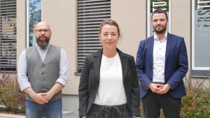 Drei Menschen schien in die Kamera