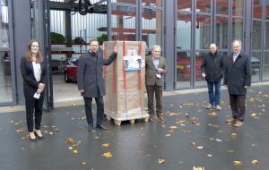 5 Personen und eine Palette mit verpackter Ware