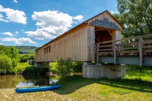 Eine Brücke über die Saale, die eingehaust ist.