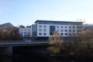 Ein großes, weißes Bürogebäude.