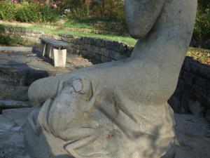 Ein Denkmal mit einem Frosch, dem die Krone fehlt