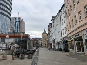 Eine leer Straße in der Innenstadt 