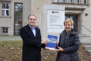 Dezernent Christian Gerlitz und Bettina Kynast stehen von Dezernat 3 mit der neuen Broschüre.