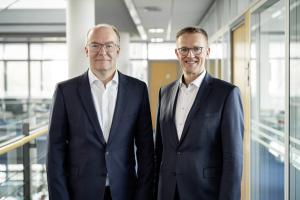 Thomas Dirkes (l.) und Thomas Zaremba, Geschäftsführer der Stadtwerke Jena.