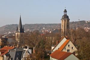 Zwei Kirchen im Hintergrund Berge