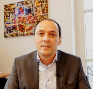 Ein Mann am Schreibtisch 