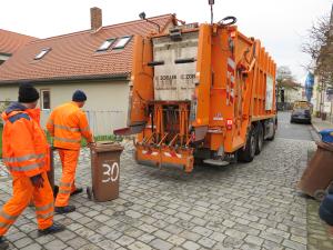 Ein Müllfahrzeug mit zwei Personen