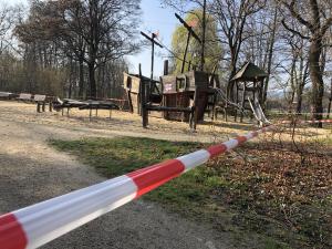 Ein leerer Kinderspielplatz mit Absperrband 