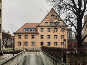 Ein Haus mit einem Baum ohne Laub