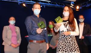 Viermenschen in einem Studio, alle tragen Maske und halten Abstand.