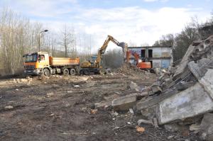 Schweres Baugerät reißen ein altes Gebäude ab