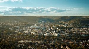Eine Stadt im Tal umgeben von Bergen