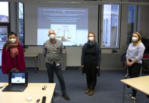 Vier Menschen in einem Unterrichtsraum