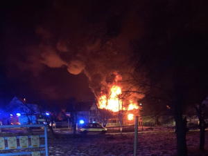 Ein hohe Stichflamme in der Nacht