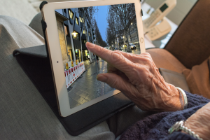 Eine ältere Person bedient ein Tablet-Computer 