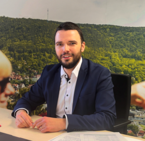 Ein Mann vor einem Jenabild