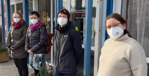 Vier Frauen mit Schutzmaske vor einem Altenheim