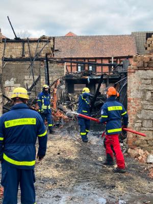 Feuerwehrmänner vor einem zerstörten Gebäude