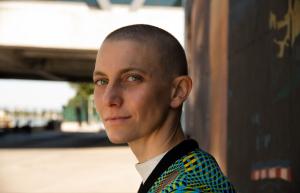 Eine Frau schaut in die Kamera