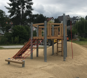 Ein Spielgerät auf einem Platz