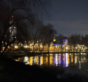 Eine Stadt spiegelt sich in einem Fluss