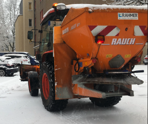 Ein Fahrzeug verstreut Salz