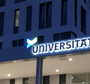 Eingang des Universitätsklinikum Jena