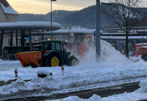 Eine Schneefräse im Einsatz, Viel Schnee im der Luft