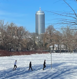 Drei Menschen vor einer Schneelandschaft 
