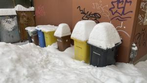 Müllbehälter im Schnee