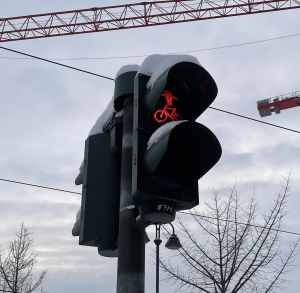 Eine Ampel steht auf rot