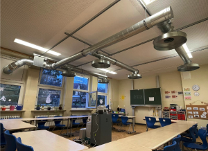 Ein Klassenraum mir diversen Röhren an der Decke
