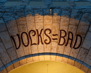 Ein erleuchtetes Portal mit der Aufschrift Volksbad