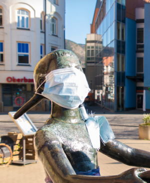 Eine Figur hat eine medizinische Maske auf