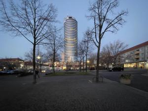 Ein moderner Turm auf einem Platz