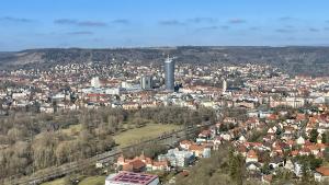 Eine Stadtansicht im Vorfrühling