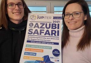 Zwei Personen halten ein Plakat mit der Aufschrift Azubi Safari in die Kamera