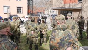 Bundeswehrsoldaten gruppieren sich um den Oberbürgermeister