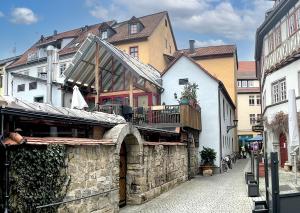 Eine mittelalterliche Straße mit zwei Toren in einer Mauer