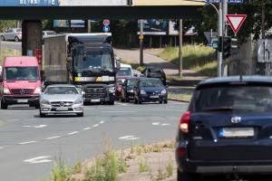 Eine Straße voller Autos