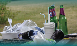 Leere Verpackungen stehen auf einer Wiese