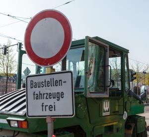 Ein Baustellenschild mit der Aufschrift Baustellenfahrzeuge frei