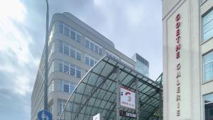 Zwei historische Gebäude sind mit einer Glaskonstruktion verbunden