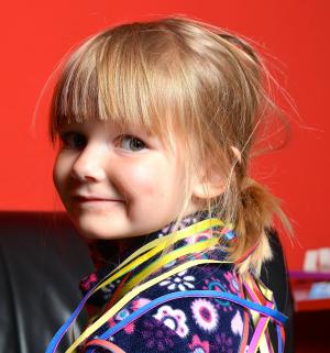 Ein Kind lächelt in die Kamera