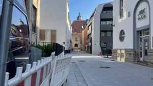 Eine leere Gasse mit Bauabsperrungen