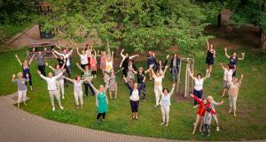 Viele Menschen winken in die Kamera