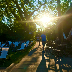 Liegestühle in der Sonne